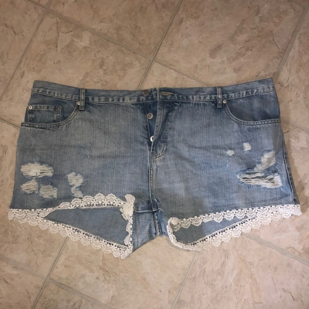 Alice & You
Distressed Denim Shorts
Size 24 - Picture 1 of 4